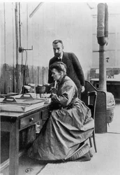 Pierre (1859-1906) et Marie Curie (1867-1934) dans leur laboratoire, vers 1903